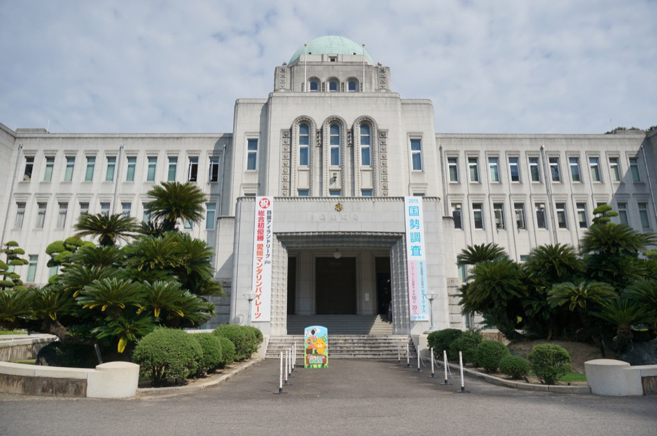 愛媛県庁舎を正面から撮影
