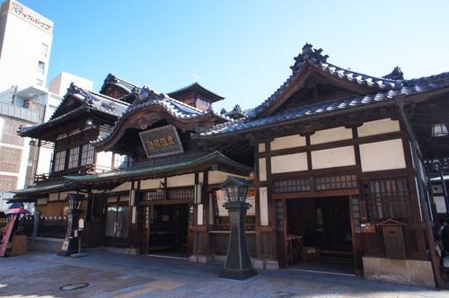 道後温泉本館正面